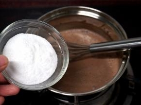 然后加入细砂糖，煮至完全融化，混合物即将沸腾时移开，熄火。