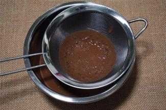 巧克力布丁液过滤2次。