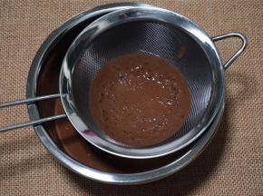 巧克力布丁液过滤2次。