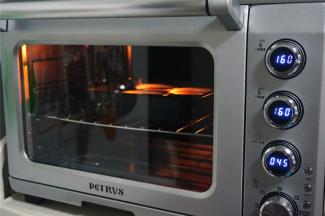 放入预热好的烤箱中层，160度上下火，水浴烘烤45分钟，然后焖10分钟再出炉。