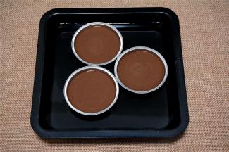 分别装入布丁杯中，烤盘注入80~100度的热水。