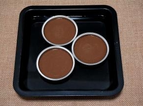 分别装入布丁杯中，烤盘注入80~100度的热水。