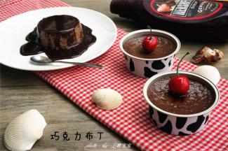 出炉冷却后放入冰箱冷藏2小时以上，然后再倒扣出来，淋上巧克力酱，享用。