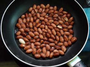 冷油冷锅，放入花生仁小火爆香
