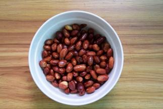 捞出花生仁，加几滴白酒拌匀会更脆