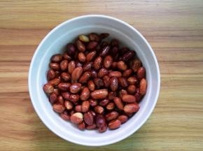捞出花生仁，加几滴白酒拌匀会更脆