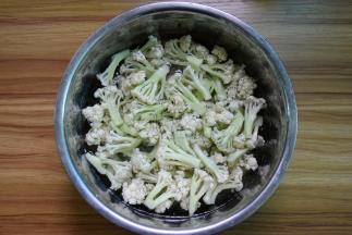 菜花掰小朵，放淡盐水中浸泡10分钟