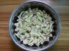 菜花掰小朵，放淡盐水中浸泡10分钟