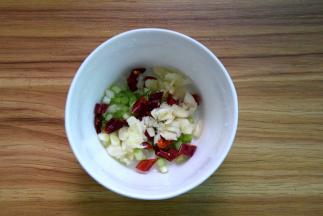 葱蒜切末，干辣椒切段