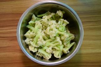 菜花稍焯水捞出沥干