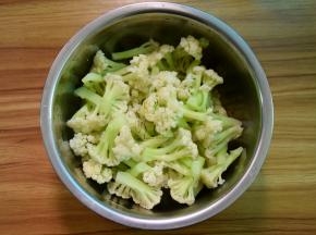 菜花稍焯水捞出沥干