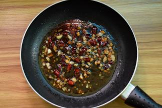 再热油锅，放入葱蒜辣椒略炒一下，加盐、酱油、醋调味