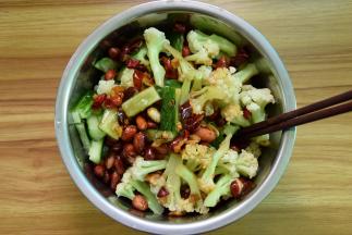 菜花花生黄瓜一起放大盘中，倒入调味汁拌匀就好了。