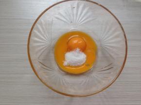 蛋黄和10克糖、盐放在碗里