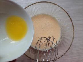 加入已经提前溶化为液体的黄油，拌均匀