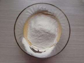 将面粉过筛进去