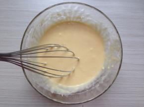 用蛋抽划Z字型，拌至无干粉状态