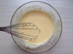 用蛋抽划Z字型，拌至无干粉状态