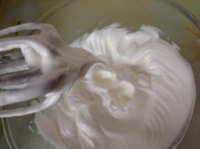 蛋白打至提起打蛋器，蛋白有小弯钩的状态