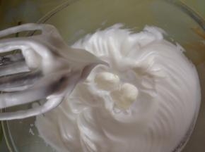 蛋白打至提起打蛋器，蛋白有小弯钩的状态