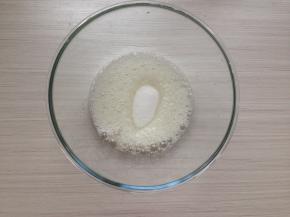 蛋清加入柠檬汁，打至起粗泡，再加入25克糖