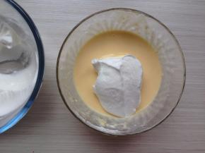 将1/3打发好的蛋白加入蛋黄糊里，从底部向上翻拌均匀