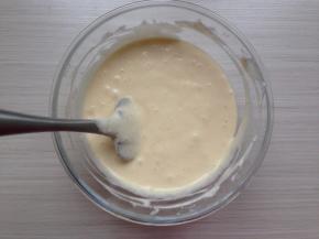 然后将拌好的蛋糕糊再倒回到剩余的蛋白里，以同样的手法翻拌均匀