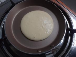 开小火，在不粘锅还未热的时候，勺一勺蛋糕糊进去。离锅高2CM倒，会很自然流动成为圆形