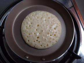 在表面出现密集气泡的时候，如图，翻面。（大概1分钟）