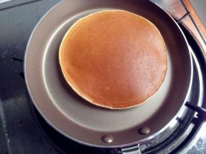 大约再煎十来秒就可以了。煎的时候要将锅里的松饼晃动一下，不要一直不动