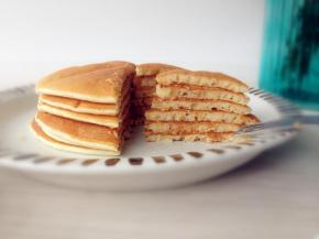 在每一块松饼之间抹上花生酱就可以开吃了。