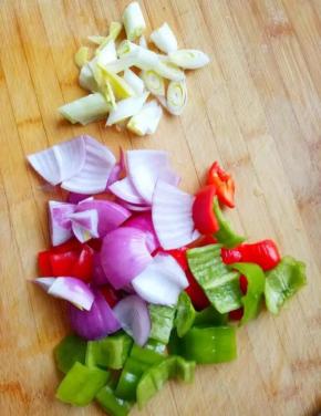 葱姜切碎，青红椒洗净去芯切块，洋葱切块