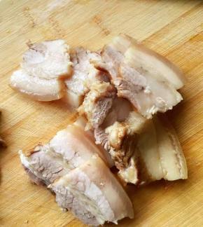 煮好的五花肉切薄片