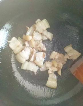 锅中烧热油，倒入肉片翻炒至肉片出现金黄