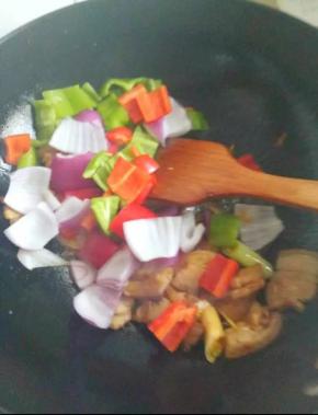 倒入洋葱和青红椒块翻炒均匀