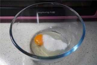 全蛋加白糖打至糖化。