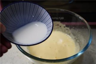 再将牛奶加入继续打至融合。