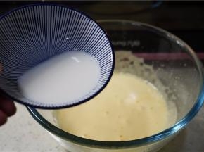 再将牛奶加入继续打至融合。