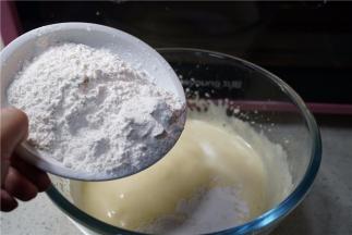 将泡打粉低粉过筛加至在里面。