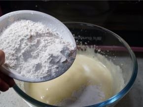 将泡打粉低粉过筛加至在里面。