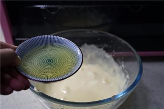 拌至无干粉状后再将玉米油加入。