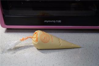 将拌好的蛋糕液入裱花袋里，再入冰箱冷藏一小时。