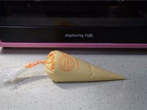 将拌好的蛋糕液入裱花袋里，再入冰箱冷藏一小时。