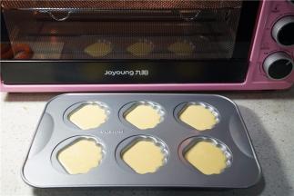 预热好烤箱，将蛋糕液挤在贝壳模里。