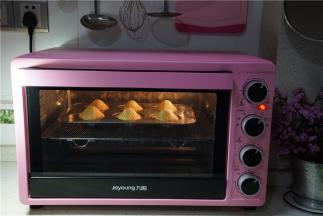 入预热好的烤箱155度烤制25分钟。