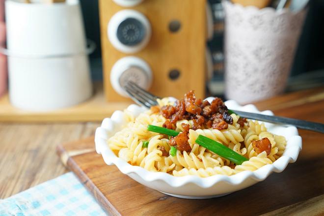 菜脯肉丁拌意面