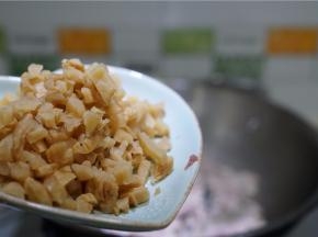 再将菜脯丁下锅同炒至出味。