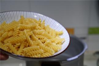 另起锅烧水将意面下锅煮至断生。