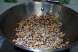 将菜脯及肉丁煸炒至出香。