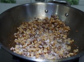 将菜脯及肉丁煸炒至出香。